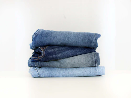Lotto di jeans piegati